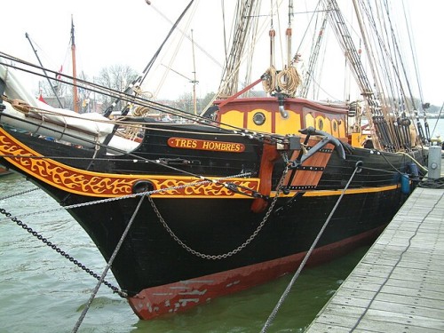 De TRES HOMBRES is een zeilend vrachtschip, dat probeert de zeilende handelsvaart nieuw leven in te blazen.